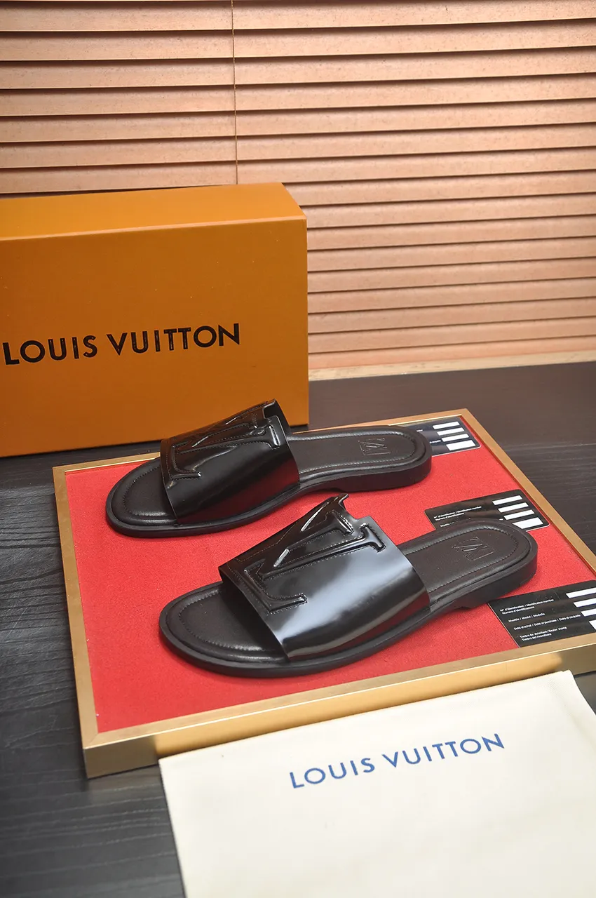 Men's shoes 💰360💶 [Louis Vuitton LV slippers] (high-end cowhide) counter 1:1 fashion style, a must-have for summer! The designer used LV’s iconic outsole. The original simple slippers instantly become fashionable! The upper is made of flexible special cowhide leather straps alternately, and the workmanship is exquisite! A must-have for stylish men in summer, size 38-46 (45 46 customized)